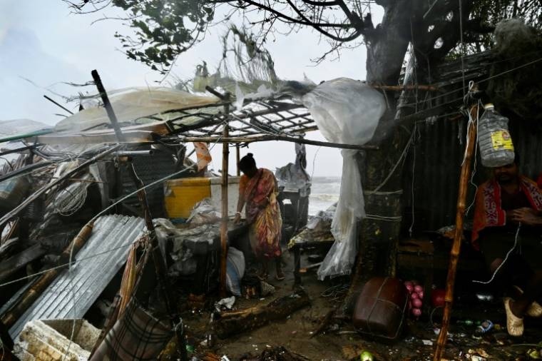 Une femme devant sa maison détruite par le passage du du cyclone Remal, à Kuakata (Bangladesh), le 27 mai 2024 ( AFP / MUNIR UZ ZAMAN )