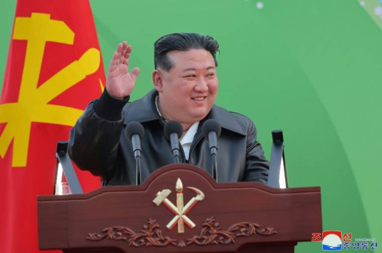 Photo publiée le 16 mars 2024 par l'agence officielle KCNA du dirigeant nord-coréen Kim Jong Un, à Pyongyang, en Corée du Nord ( KCNA VIA KNS / STR )