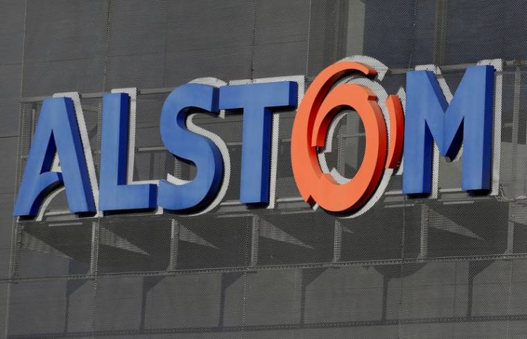 Un logo d'Alstom est visible à l'usine Alstom de Semeac, près de Tarbes