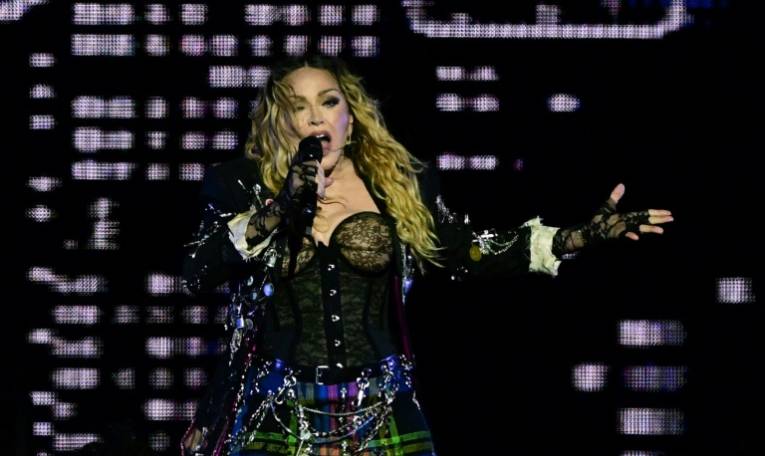 Madonna sus scène pour un concert gratuit sur la palge de Copacabana à Rio de Janeiro, le 4 mai 2024 ( AFP / Pablo PORCIUNCULA )