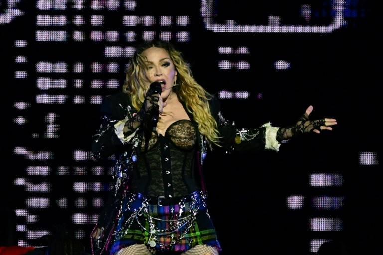Madonna sus scène pour un concert gratuit sur la palge de Copacabana à Rio de Janeiro, le 4 mai 2024 ( AFP / Pablo PORCIUNCULA )