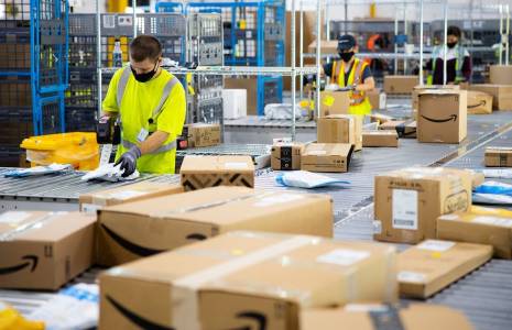 Deux employés d'Amazon en train de scanner des envois. (Crédit:  / Amazon)