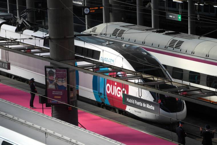 Un train Ouigo en gare de Madrid-Atocha, en 2021 (illustration) ( AFP / PIERRE-PHILIPPE MARCOU )