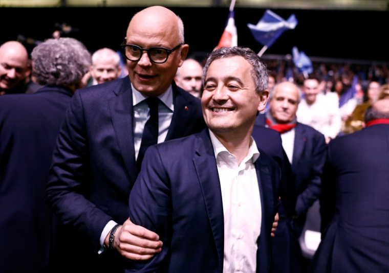 Le ministre de l'Intérieur Gérald Darmanin (d) et l'ancien Premier ministre Edouard Philippe, lors du lancement de la campagne politique du parti Renew Europe pour les prochaines élections du Parlement européen, le 9 mars 2024 à Lille  ( AFP / Sameer Al-Doumy )