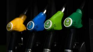 Le gouvernement va essayer d'obtenir des distributeurs de carburants qu'ils les vendent "à prix coûtant" pour alléger la facture des Français à la pompe ( AFP / Valentine CHAPUIS )