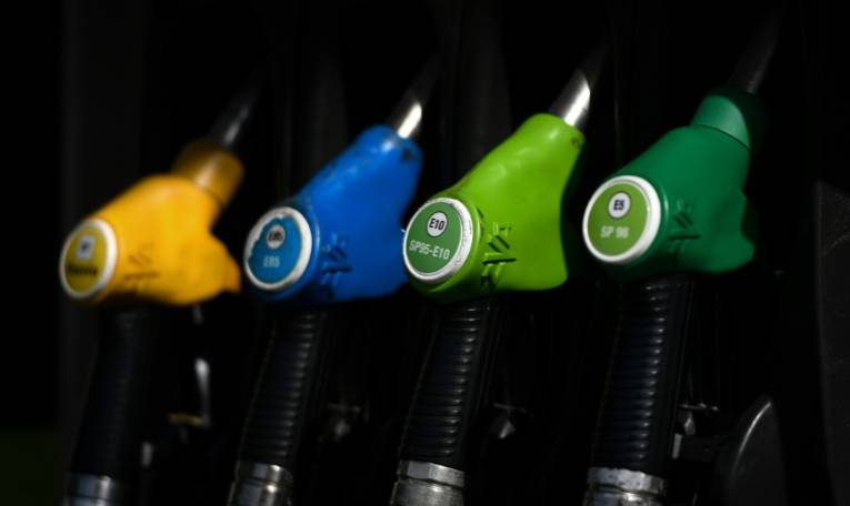 Le gouvernement va essayer d'obtenir des distributeurs de carburants qu'ils les vendent "à prix coûtant" pour alléger la facture des Français à la pompe ( AFP / Valentine CHAPUIS )