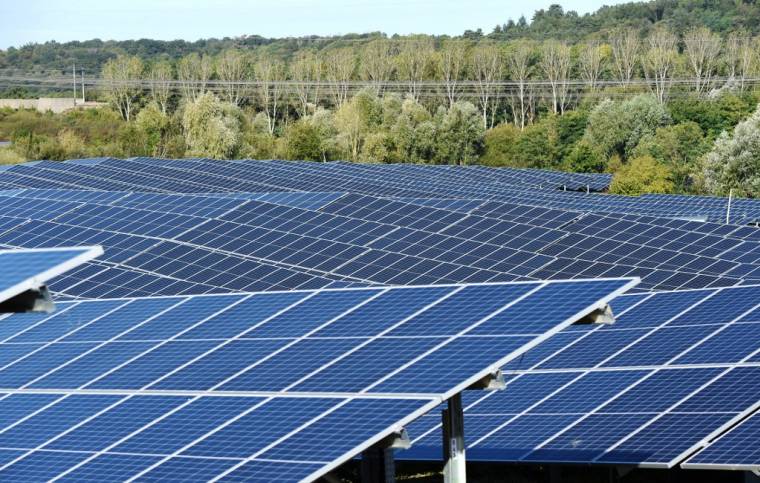 Des panneaux solaires à  Marcoussis, au sud Paris, le 4 octobre 2022. ( AFP / ERIC PIERMONT )