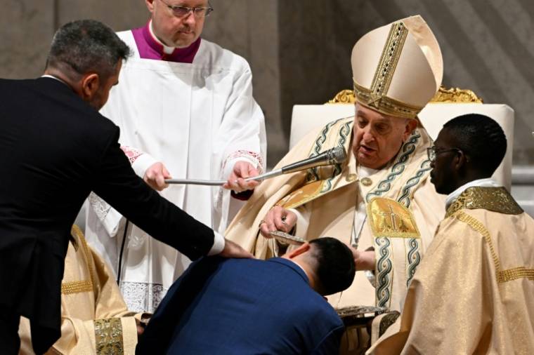 Le pape François baptise un fidèle lors de la vigile pascale à la basilique Saint-Pierre au Vatican, le 30 mars 2024 ( AFP / Tiziana FABI )