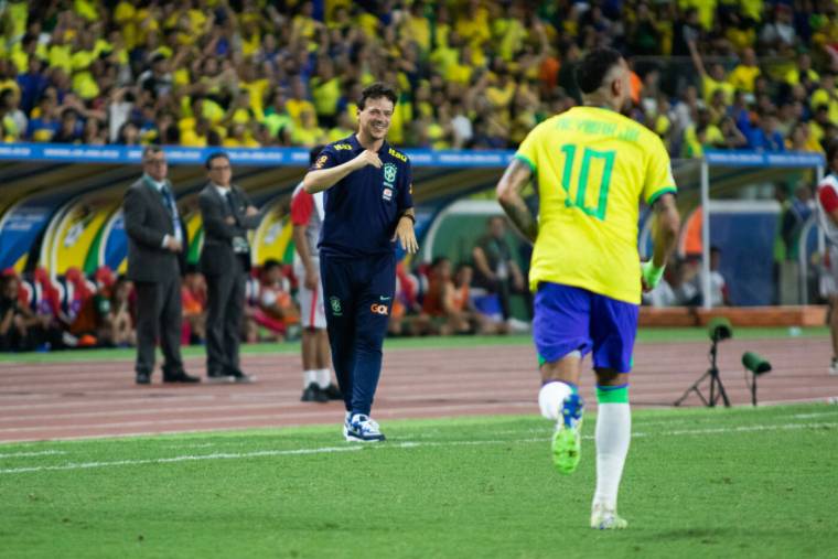 Le sélectionneur brésilien ne tarit pas d’éloges pour Neymar