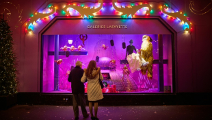 Les vitrines de Noël des Galeries Lafayette Paris Haussmann, le 25 novembre 2024 ( AFP / Kiran RIDLEY )