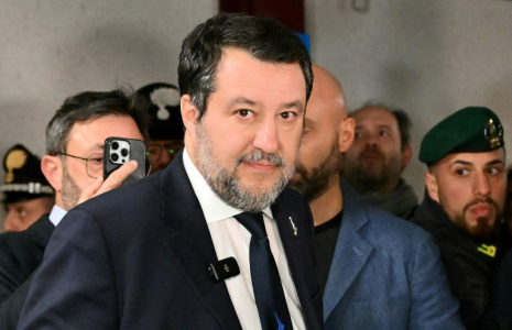 Le vice-Premier ministre italien Matteo Salvini (au centre) parle à la presse, le 20 décembre 2024 à Palerme (Italie) ( AFP / Alberto PIZZOLI )