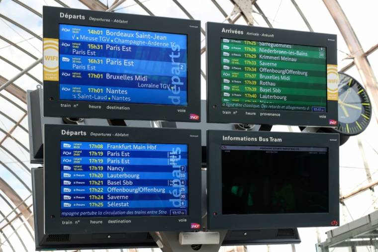 Un panneau indiquant les horaires des trains à la gare de Strasbourg, le 26 avril 2024 ( AFP / Abdesslam MIRDASS )