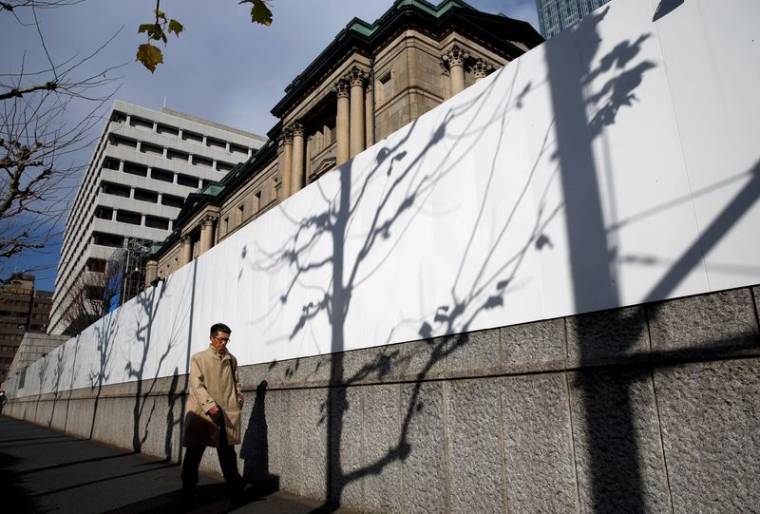 Un homme passe devant le bâtiment de la Banque du Japon à Tokyo