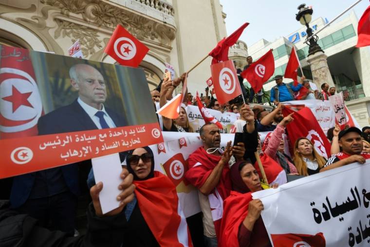 Des partisans du président tunisien Kais Saied lors d'un rassemblement rejetant l'ingérence étrangère dans les affaires intérieures du pays à Tunis le 19 mai 2024 ( AFP / FETHI BELAID )