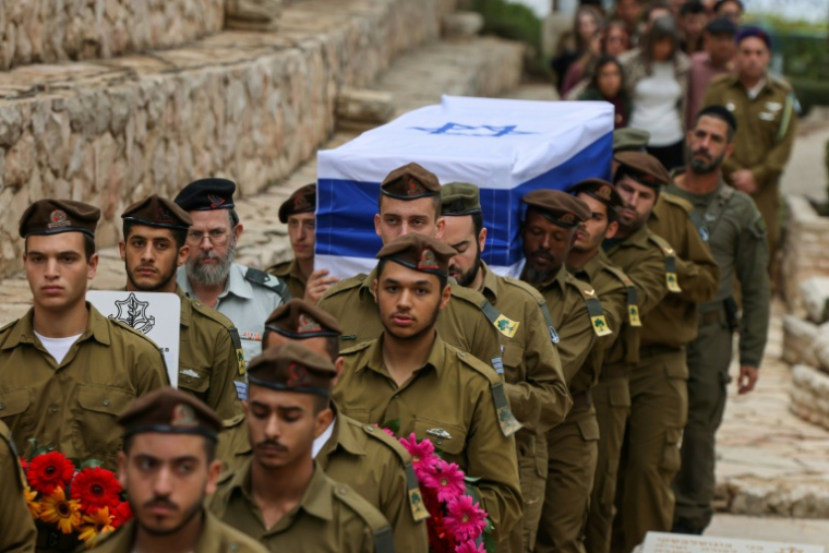 Des soldats israéliens portent le cercueil d'un confrère lors de ses funérailles à Jérusalem, le 20 novembre 2024 ( AFP / Menahem KAHANA )