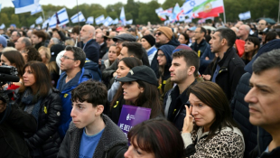 Des milliers de personnes lors d'un hommage aux victimes de l'attaque sans précedent du Hamas le 7-Octobre 2023 à Hyde Park, à Londres, le 6 octobre 2024 ( AFP / JUSTIN TALLIS )