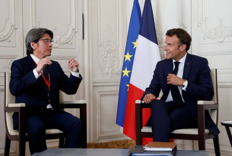 Le directeur général de ProLogium Vincent Yang et Emmanuel Macron au château de Versailles
