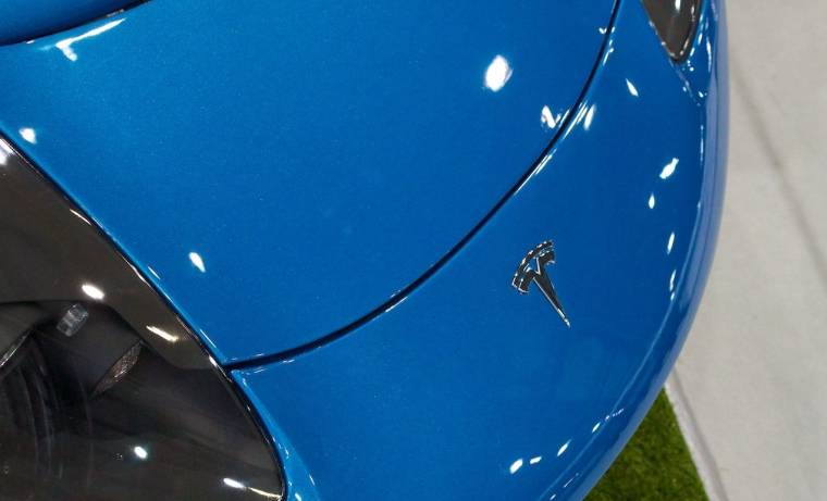 Le logo de Tesla sur un véhicule de la marque. (crédit photo : Flickr / Paul Hudson )