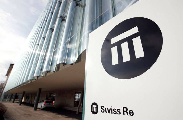 Le logo de Swiss Re devant son siège à Zurich