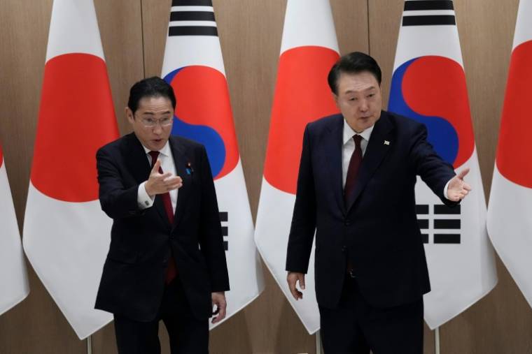 Le président sud-coréen Yoon Suk Yeol (à droite) and le Premier ministre japonais Fumio Kishida (à gauche) à Séoul le 26 mai 2024. ( POOL / Ahn Young-joon )
