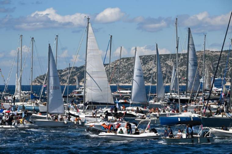 Parade maritine pour accueillir le trois-mâts Belem, transportant la flamme olympique, le 8 mai 2024 à Marseille ( AFP / NICOLAS TUCAT )