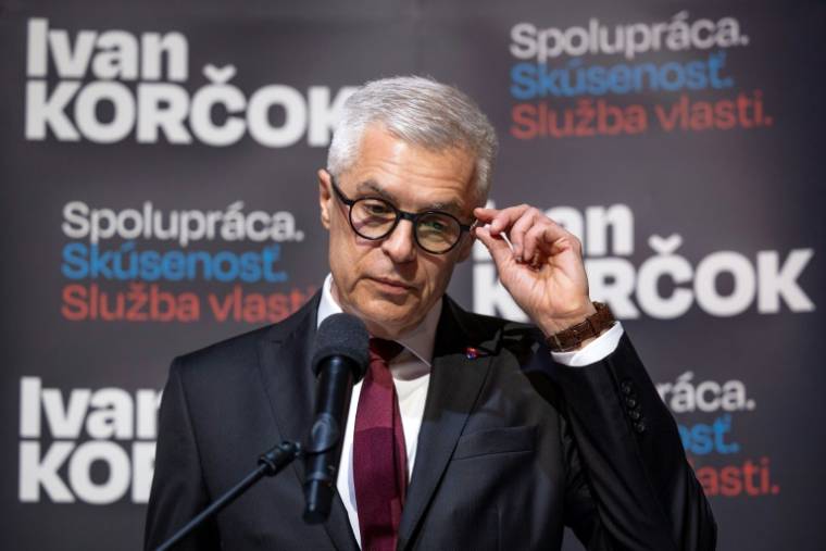 Le candidat pro-européen à la présidentielle en Slovaquie et ancien ministre des Affaires étrangères Ivan Korcok s'adresse aux journalistes, le 6 avril 2024 à Bratislava ( AFP / TOMAS BENEDIKOVIC )