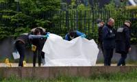Des agents de la police judiciaire examinent la scène de crime où deux hommes ont été tués par balle à Sevran, en Seine-Saint-Denis, le 5 mai 2024 ( AFP / Geoffroy VAN DER HASSELT )