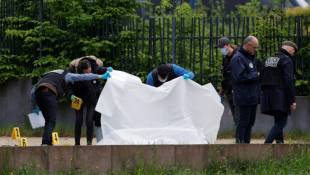 Des agents de la police judiciaire examinent la scène de crime où deux hommes ont été tués par balle à Sevran, en Seine-Saint-Denis, le 5 mai 2024 ( AFP / Geoffroy VAN DER HASSELT )
