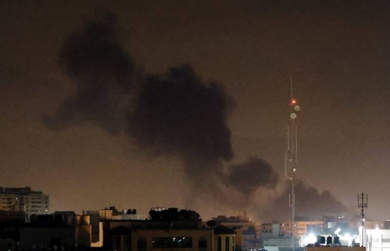 La fumée monte lors des frappes aériennes israéliennes dans la bande de Gaza