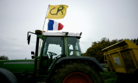 Un tracteur arborant un drapeau  CR de la Coordination Rurale est stationné à Beychac-et-Caillau, en Gironde, le 20 novembre 2024, au troisième de mobilisation des agriculteurs  ( AFP / Philippe LOPEZ )