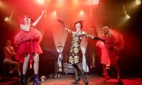 (g-d) Les artistes Charly Voodoo, Odile de Mainville, Lola Dragoness Von Flame et Diamanda Callas sur la scène du cabaret "Madame Arthur", le 25 mai 2023 à Paris ( AFP / BERTRAND GUAY )