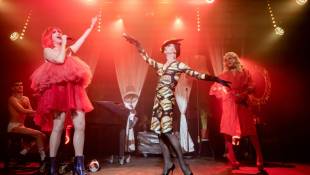 (g-d) Les artistes Charly Voodoo, Odile de Mainville, Lola Dragoness Von Flame et Diamanda Callas sur la scène du cabaret "Madame Arthur", le 25 mai 2023 à Paris ( AFP / BERTRAND GUAY )