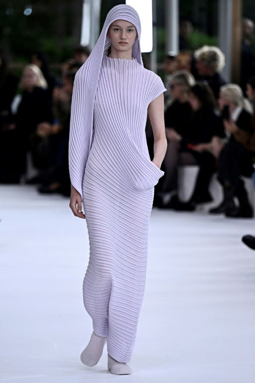 Défilé Issey Miyake pour la collection de prêt-à-porter féminin printemps-été 2025 dans le cadre de la semaine de la mode de Paris, à Paris le 27 septembre 2024 ( AFP / JULIEN DE ROSA )