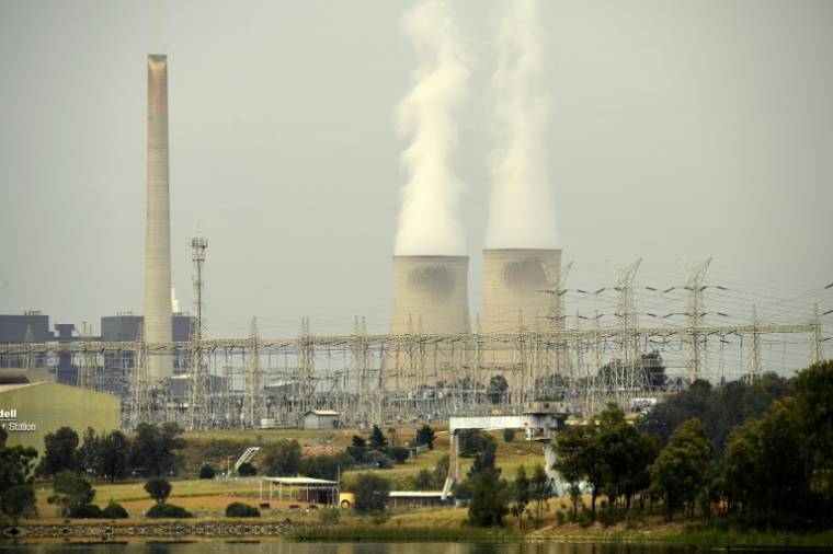 Les tours de refroidissement des centrales électriques de Singleton, à environ 70 km de Newcastle, en Australie, le plus grand port exportateur de charbon au monde, le 4 novembre 2021 ( AFP / Saeed KHAN )