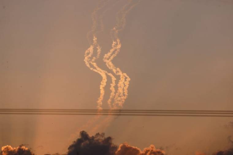 De la fumée dans le ciel, dans le cadre du conflit entre Israël et le groupe islamiste palestinien Hamas, vue depuis Israël