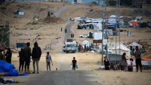 Des Palestiniens se préparent à fuir Rafah, dans le sud de la bande de Gaza, le 13 mai 2024 ( AFP / - )