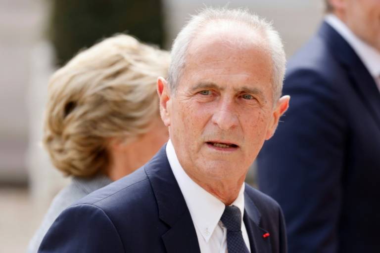 Hubert Falco, alors maire de Toulon, arrive au palais de l'Elysée à Paris pour assister à l'investiture d'Emmanuel Macron le 7 mai 2022 ( AFP / Ludovic MARIN )