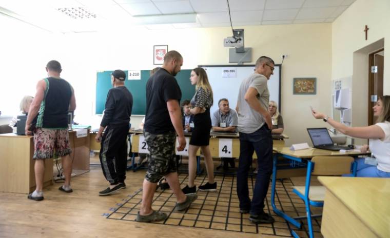 Des électeurs votent au second tour de l'élection présidentielle en Lituanie, le 26 mai à Vilnius ( AFP / PETRAS MALUKAS )