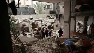 Des habitants parmi les ruines de bâtiments détruits dans la nuit par un bombardement israélien, le 27 avril 2024 à Rafah, dans le sud de la bande de Gaza  ( AFP / - )