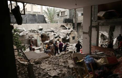 Des habitants parmi les ruines de bâtiments détruits dans la nuit par un bombardement israélien, le 27 avril 2024 à Rafah, dans le sud de la bande de Gaza  ( AFP / - )