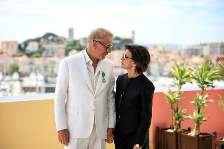 L'acteur-réalisateur américain Kevin Costner et la ministre de la Culture Rachida Dati, le 19 mai 2024 à Cannes  ( AFP / Valery HACHE )