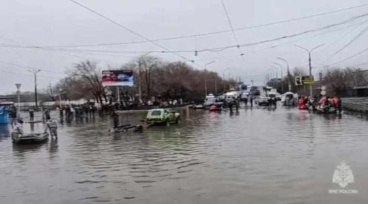 Capture d'écran d'une vidéo diffusée par le ministère russe des Situations d'urgence le 7 avril 2024, montrant des évacuations à Orsk en Russie après des inondations ( Russian Emergencies Ministry / Handout )