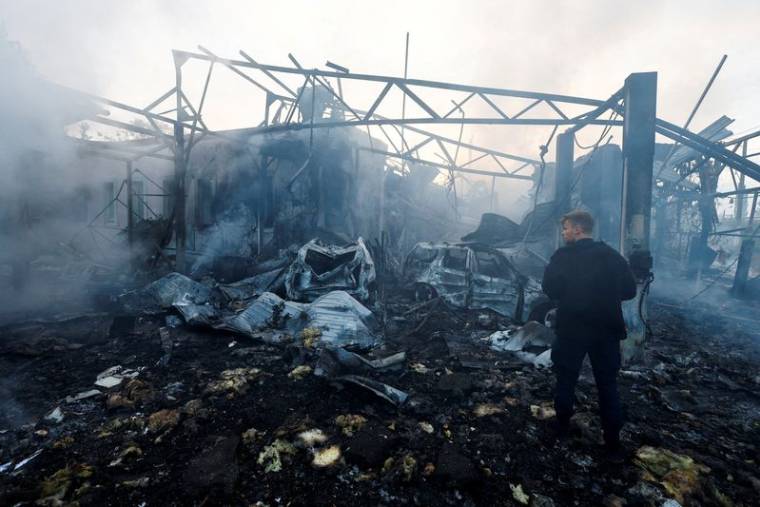 Quartier résidentiel endommagé par un tir de missile russe, à Kyiv