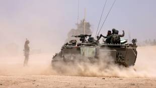 Des véhicules de l'armée israélienne le long de la frontière avec la bande de Gaza, le 24 avril 2024 ( AFP / JACK GUEZ )