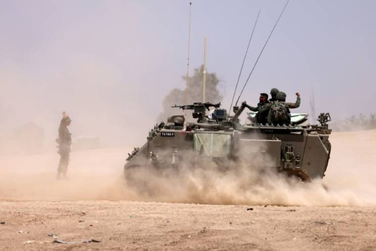 Des véhicules de l'armée israélienne le long de la frontière avec la bande de Gaza, le 24 avril 2024 ( AFP / JACK GUEZ )
