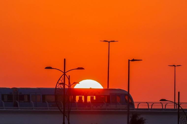 Une rame de métro s'approche de la station Expo City, lieu de la COP28, le sommet des Nations unies sur le climat à Dubaï, le 6 décembre 2023.  ( AFP / KARIM SAHIB )