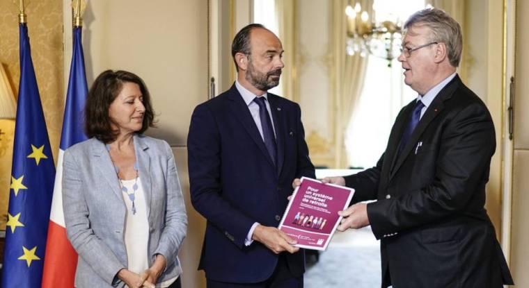 Edouard Philippe, entouré d'Agnès Buzyn, et de Jean-Paul Delevoye, chargé du rapport des recommandations de la commission sur la réforme des retraites. (© AFP)