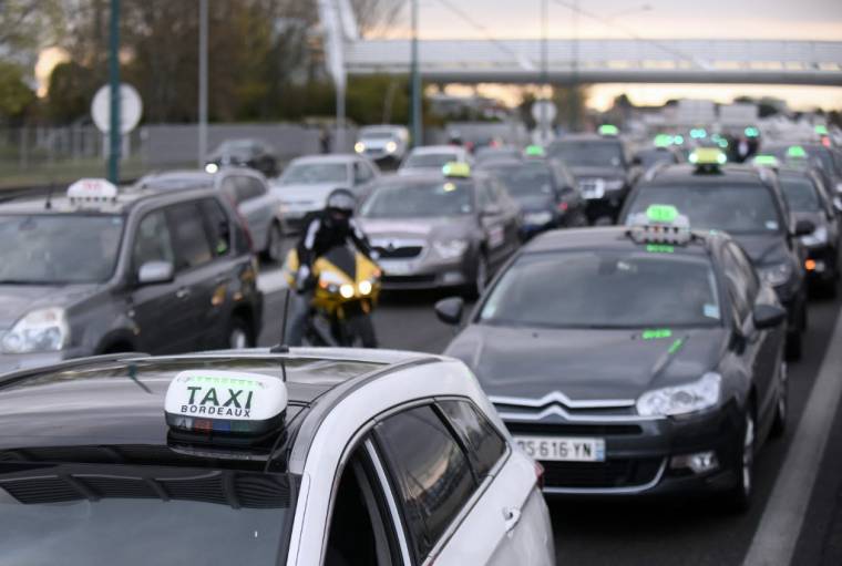 Des chauffeurs de taxi bloquent le périphérique à Toulouse lors d'une manifestation contre le service de transport Uber et les "voitures de tourisme avec chauffeur" (VTC), le 4 avril 2016. ( AFP / REMY GABALDA )