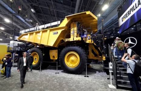 Un camion minier autonome Caterpillar 777 est exposé lors du CES 2023