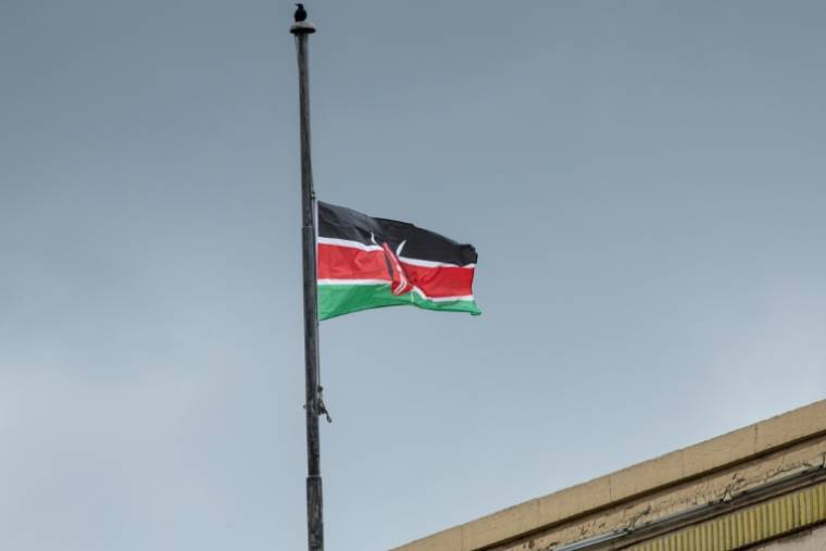 Le drapeau kényan en berne après la mort jeudi dans un accident d'hélicoptère du chef des armées, le général Francis Omondi Ogolla, le 19 avril 2024 à Nairobi ( AFP / SIMON MAINA )